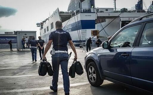 Un momento dell'operazione (foto ufficio stampa)
