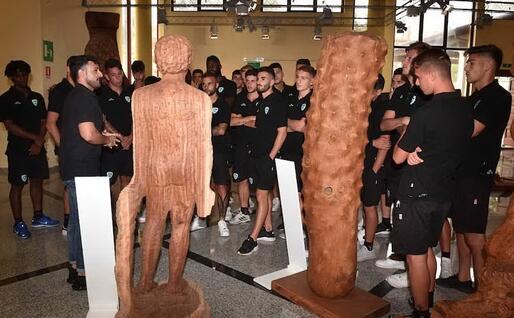Un momento della visita al Mac (L'Unione Sarda - foto Giagnoni)