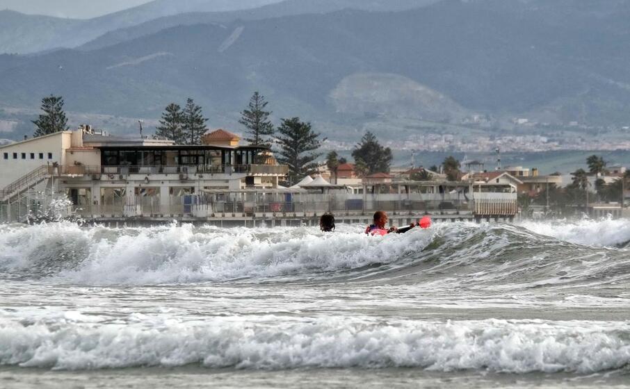 una mareggiata al poetto (l unione sarda ungari)