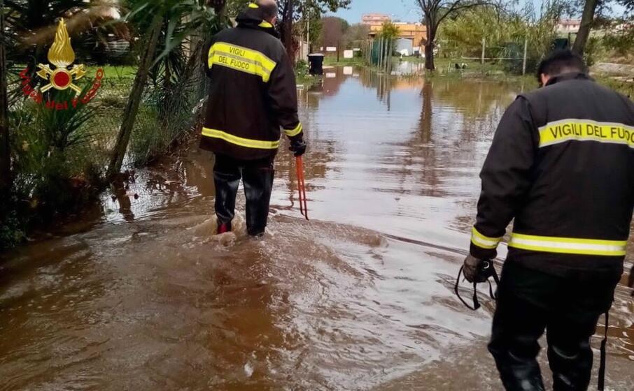 una strada allagata (foto ansa vigili del fuoco)