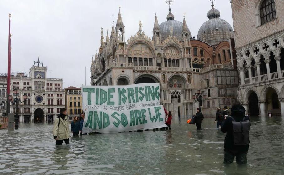 uno striscione per venezia tide is rising and so are we la marea si sta alzando e anche noi ci stiamo rialzando
