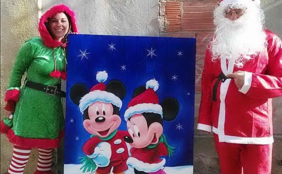 era stato messo all asta anche un quadro a tema disney realizzato dall assessore daniela villasanta (a sinistra) con proventi donati poi alla caritas (foto simone farris)