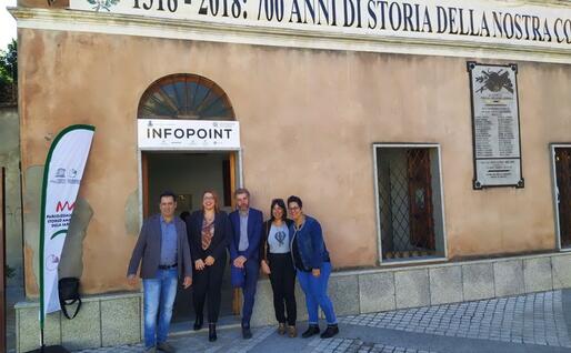 Il sindaco Debora Porrà davanti al nuovo infopoint turistico (foto L'Unione Sarda - Farris)
