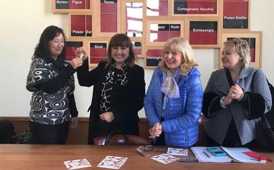 il sindaco paola massidda consegna a presidentessa de le rondini le chiavi della casa della domotica per il progetto domu noa (foto maurizio locci)