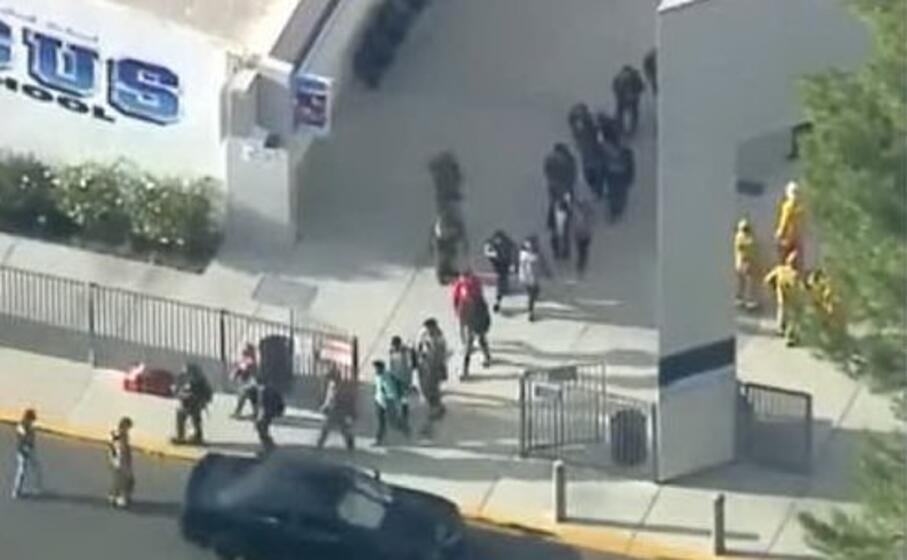 l evacuazione degli studenti (foto twitter)
