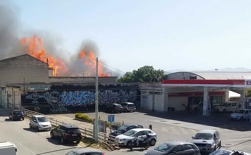 Le fiamme in viale Marconi a Quartu