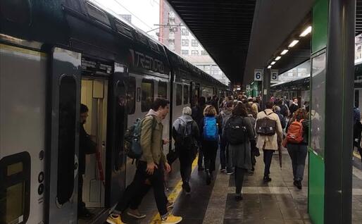 Qualche ritardo anche per i treni in arrivo a Milano Cadorna (foto L'Unione Sarda)
