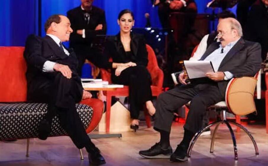 silvio berlusconi giulia de lellis e maurizio costanzo (foto mediaset)