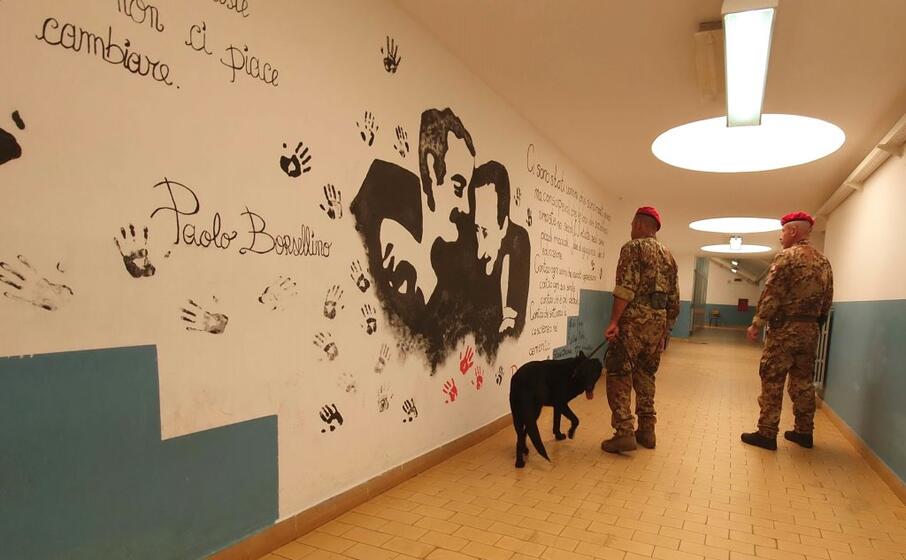 il blitz nella scuola (archivio l unione sarda foto serreli)