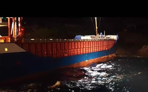 Il cargo incagliato (Foto SNSM Bonifacio)