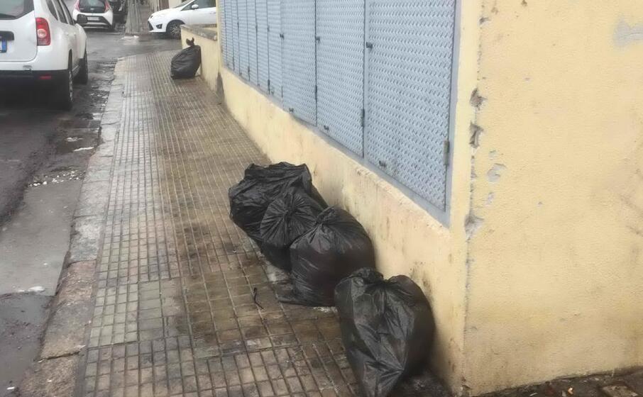 l immondizia ricomparsa in via timavo (foto m cocco)