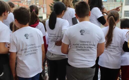 La magliette indossate dai bambini (foto associazione "Gramsci")