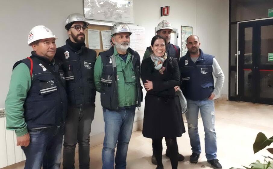 la sottosegretaria alessandra todde con la rsu eurallumina a portovesme (foto antonella pani)