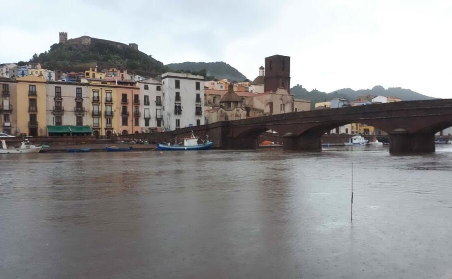 onda di piena sul temo (foto l unione sarda naitana)