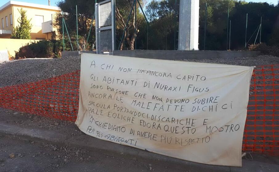 striscioni di protesta a nuraxi (foto a pani)