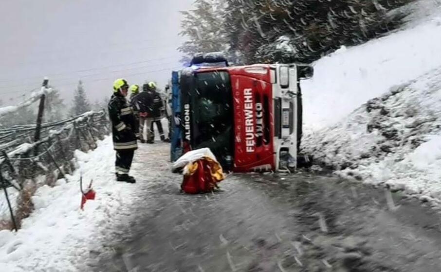 difficolt per i vigili del fuoco (ansa)