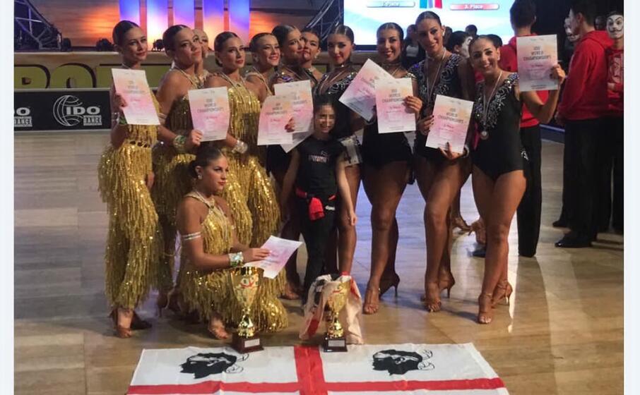 foto di gruppo per le ragazze della scuola (foto concessa)