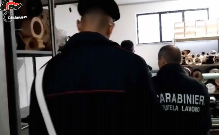il blitz dei carabinieri di napoli (ansa)