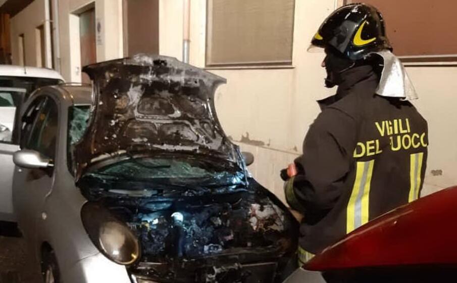 il veicolo incendiato (foto vigili del fuoco di cagliari)