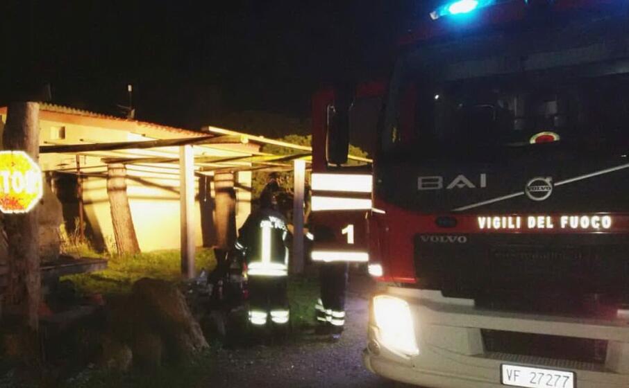 le operazioni di spegnimento del rogo (foto vigili del fuoco di cagliari)