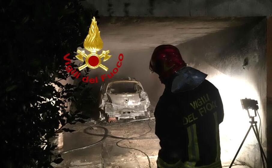 le operazioni di spegnimento delle fiamme (foto vigili del fuoco di oristano)