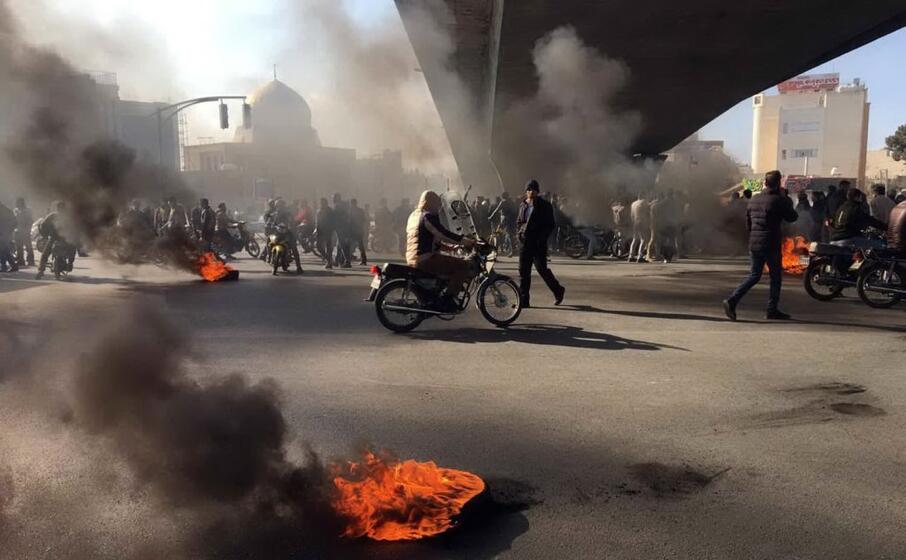proteste nella citt di isfahan (ansa)