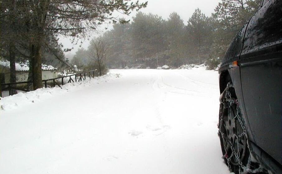 un auto con catene in una strada di montagna dell isola (archivio l unione sarda)
