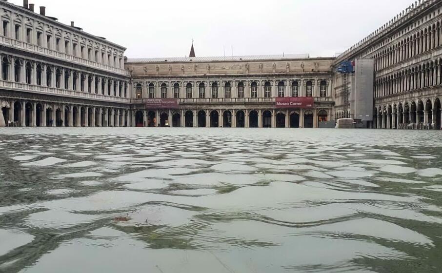 venezia sott acqua (ansa)