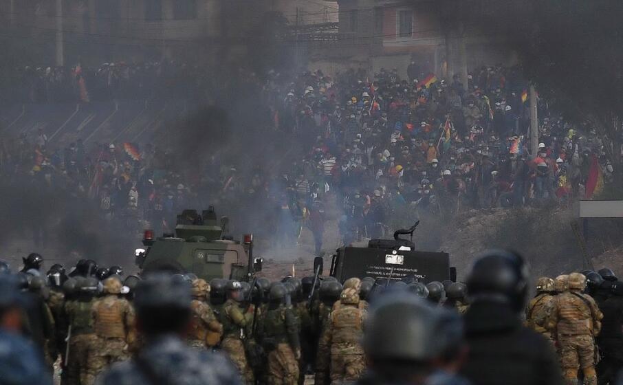 esercito contro contestatori in bolivia (ansa)