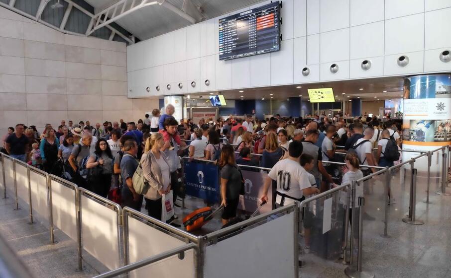 fila ai controlli nell aeroporto di elmas (giuseppe ungari)