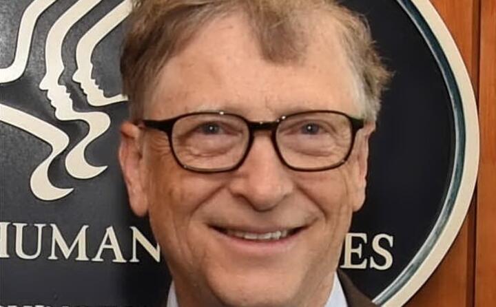 il fondatore di microsoft bill gates guida con un patrimonio di 110 miliardi di dollari