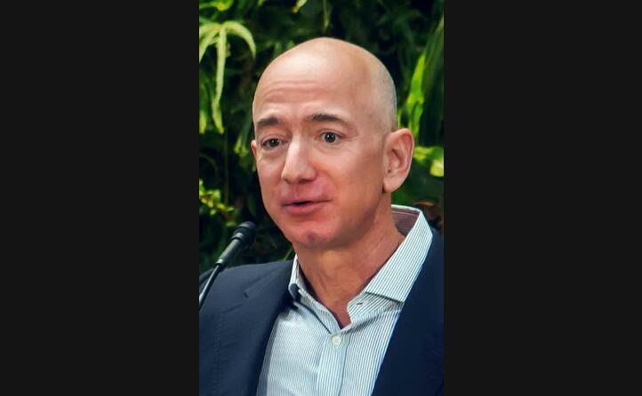 in seconda posizione si trova jeff bezos ceo di amazon il suo patrimonio di poco inferiore ai 109 miliardi di dollari