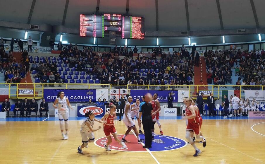 la palla a due della partita di cagliari (foto a garau)