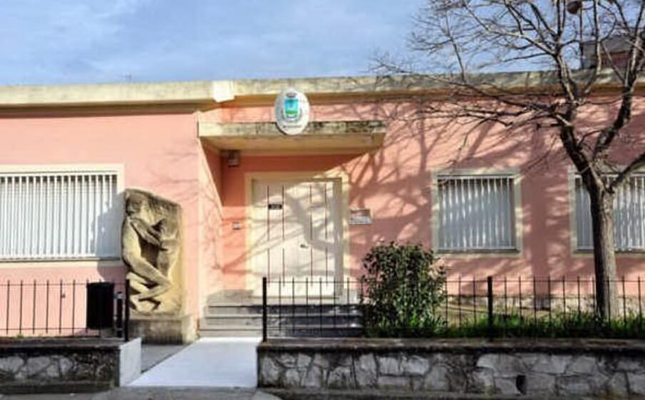 las plassas il municipio (foto a pintori)