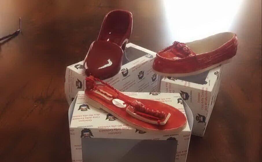 le scarpe rosse simbolo della lotta contro la violenza di genere (archivio l unione sarda)