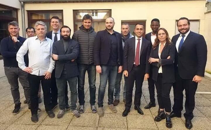 luigi di maio e alessandro di battista con alcuni esponenti del movimento (archivio l unione sarda)