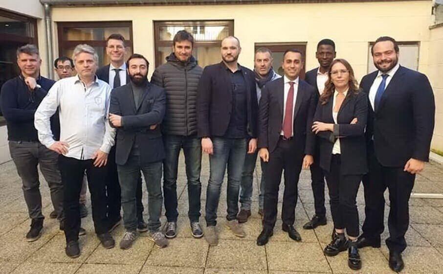 luigi di maio e alessandro di battista con alcuni esponenti del movimento (archivio l unione sarda)