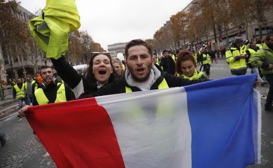 manifestanti a parigi (archivio l unione sarda)