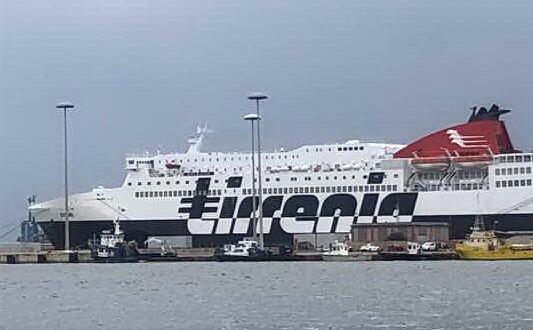 nave tirrenia nel porto di cagliari (foto archivio us)