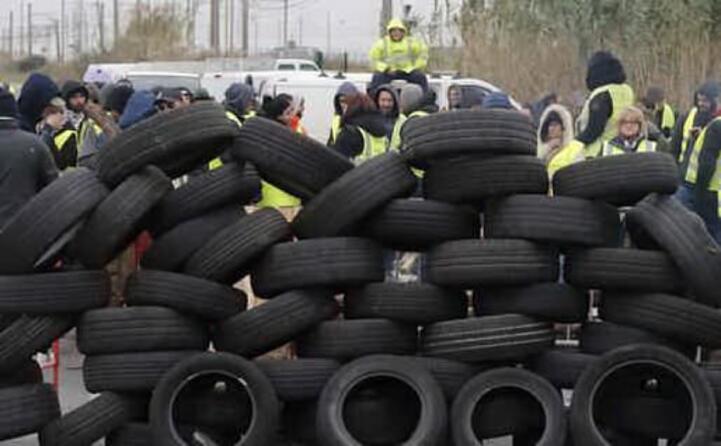 pneumatici per bloccare le strade (archivio l unione sarda)
