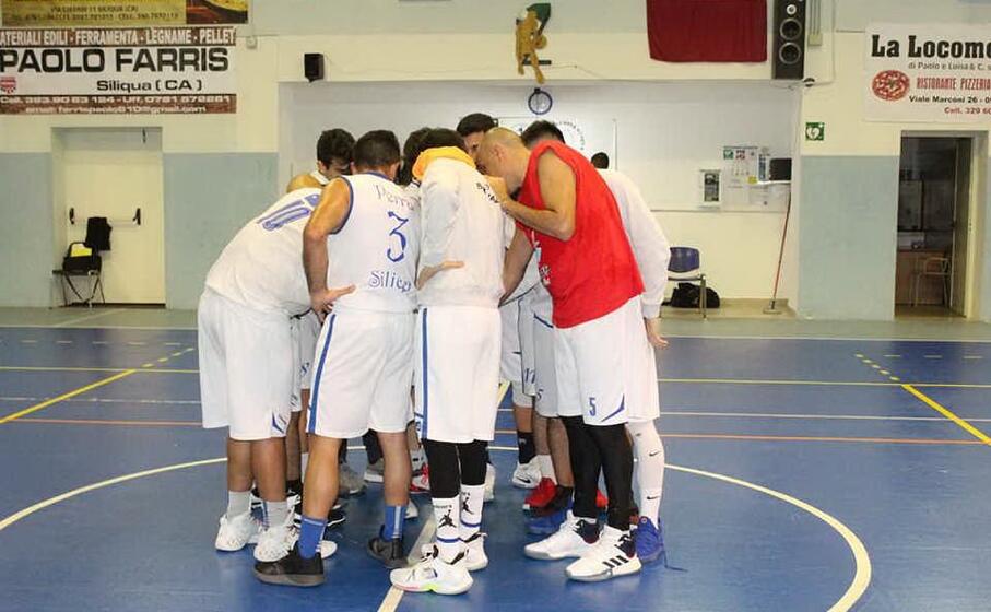 festeggiamenti finali del siliqua al termine della partita contro la vitalis san gavino (foto giacomo pala)