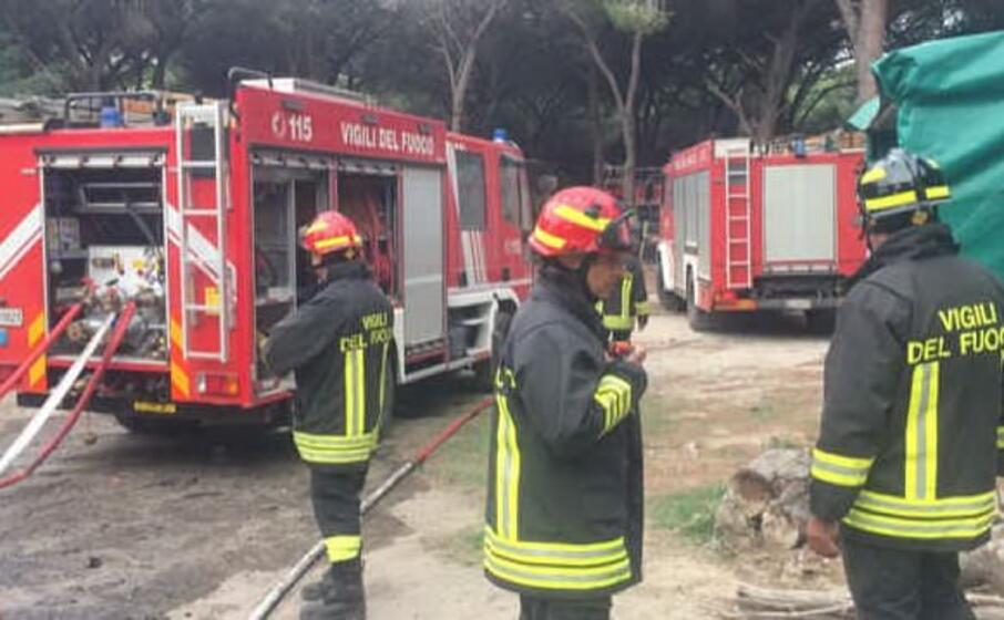 i vigili del fuoco di oristano in un intervento (foto sanna)