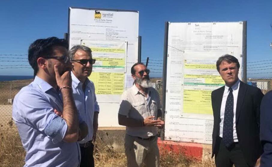 il ministro costa in visita al sito inquinato (foto pala)