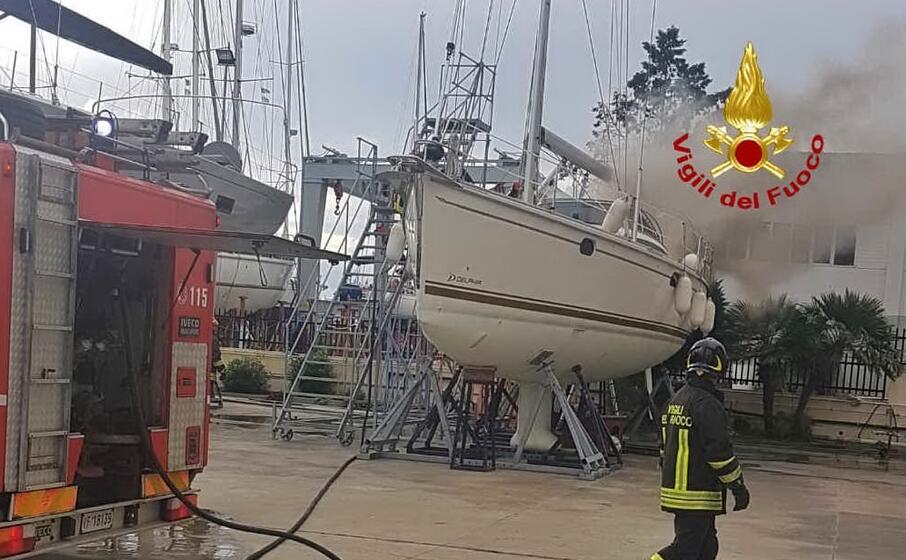 l incendio al cantiere (foto vigili del fuoco)