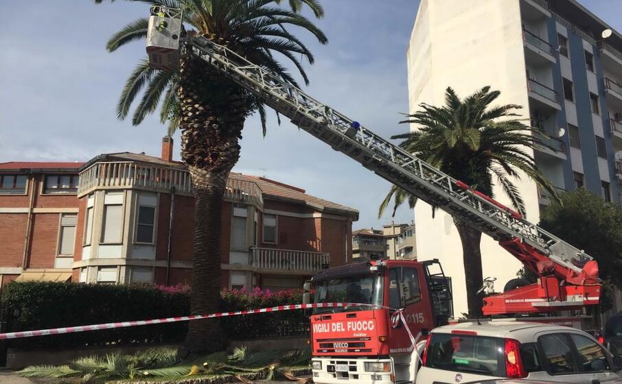 l intervento dei vigili del fuoco (foto elia sanna)
