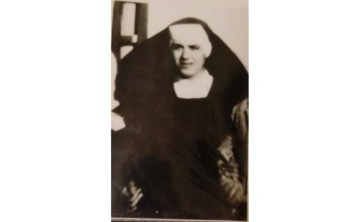 La mamma di Elisabetta con l'abito da suora