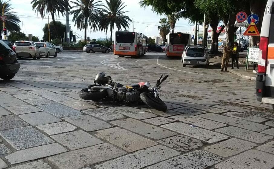 la moto a terra dopo l incidente (foto polizia municipale)