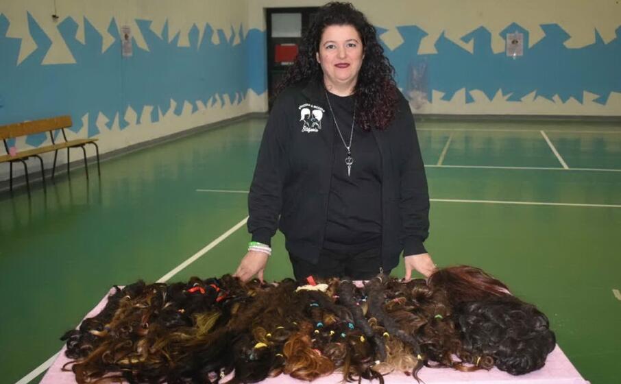 la parrucchiera stefania pisu di gesturi con le ciocche raccolte (foto antonio pintori)