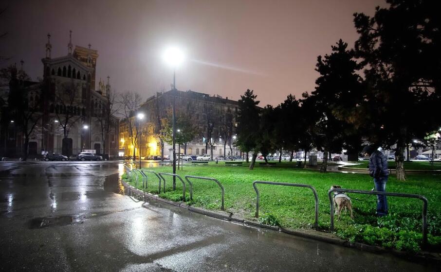 la piazza in cui stato trovato il feto a torino (ansa)