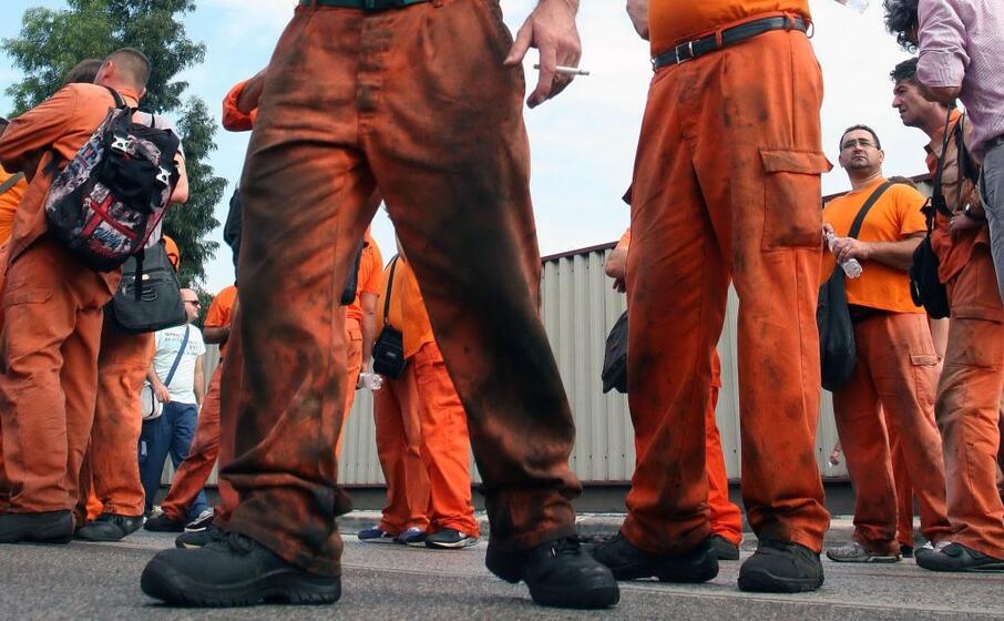 operai fuori dalla fabbrica arcelor mittal (ansa)